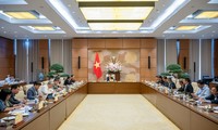 Presidente de Parlamento de Vietnam preside reunión sobre Ley de Industria de Defensa 