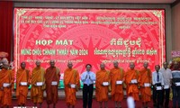 Dirigentes felicitan al pueblo jemer en Kien Giang con motivo del festival Chol Chnam Thmay 
