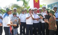 อวยพรทหารที่ประจำการบนเกาะ NamYết ในหมู่เกาะTrươngSa ในโอกาสตรุษเต๊ต