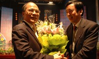 ประธานรัฐสภาเวียดนามมาเยือนและอวยพรปีใหม่เจ้าหน้าที่นักข่าวสถานีวิทยุเวียดนาม
