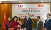 พิธีลงนามบันทึกการประชุมครั้งที่5ของคณะกรรมการJETCOระหว่างเวียดนามกับอังกฤษ
