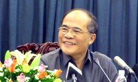 ประธานรัฐสภาเวียดนามเข้าร่วมการประชุมส่งเสริมการลงทุนในจังหวัดNgheAn