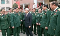 เลขาธิการใหญ่พรรคคอมมิวนิสต์เวียดนามแลกเปลี่ยนข้อราชการกับทบวงการเมืองของกองทัพ