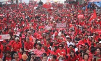 กลุ่มคนเสื้อแดงทำการชุมนุมประท้วงครั้งใหญ่ในกรุงเทพฯ