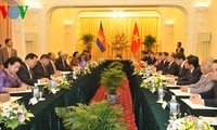 ท่าน NguyễnTấnDũng นายกรัฐมนตรีให้การต้อนรับสมเด็จ เฮงสัมริน ประธานรัฐสภากัมพูชา