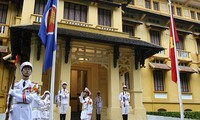 พิธีเชิญธงอาเซียนคู่กับธงชาติเวียดนาม