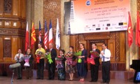 เด็กเวียดนามได้รับรางวัลที่ ๑ ในแข่งขันเปียโนนานาชาติครั้งที่ 2–ฮานอย 2012