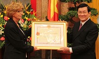 ประธานประเทศ TrươngTấnSang มอบเหรียญอิสริยาภรณ์โฮจิมินห์แ่ด่นาย Raymond Aubrac