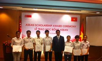 สิงคโปร์มอบทุนการศึกษาอาเซียนให้แก่นักเรียนเวียดนาม