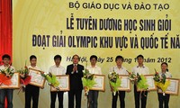 พิธีสดุดีนักเรียนที่ได้รับรางวัลในการแข่งขันโอลิมปิกภูมิภาคและโลกปี 2012