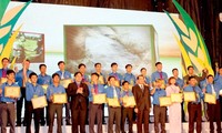 เยาวชนชนบทที่ดีเด่น๓๐๐คนได้รับรางวัลLương Định Của
