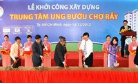 นายกรัฐมนตรีเวียดนาม Nguyễn Tấn Dũng เข้าร่วมพิธีลงมือก่อสร้างศูนย์รักษาโรคมะเร็ง