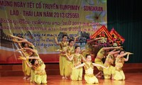 นักศึกษาลาว ไทยฉลองเทศกาลปีใหม่ตามประเพณีในเวียดนาม