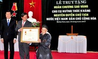 มอบเหรียญอิสริยาภรณ์ดาวทองแด่ท่านHuỳnh Thúc Kháng