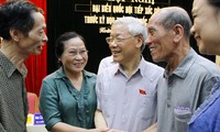เลขาธิการใหญ่พรรคพบปะกับผู้มีสิทธิ์เลือกตั้งเขต Hoàn KiếmและTây Hồ กรุงฮานอย