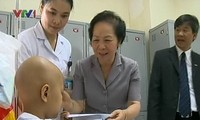 รองประธานประเทศ Nguyễn Thị Doan เยี่ยมเด็กที่ป่วยเป็นโรคเกี่ยวกับระบบโลหิต