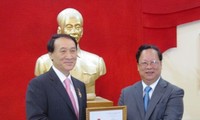 มอบเข็มที่ระลึกเพื่อสันติภาพมิตรภาพระหว่างประชาชาติให้แก่เอกอัครราชทูตสาธารณรัฐเกาหลี