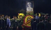 สื่อต่างประเทศรายงานข่าวเกี่ยวกับพิธีศพพลเอก หวอเงียนย้าปด้วยความเคารพศรัทธาเป็นอย่างยิ่ง