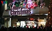 บรรยากาศการฉลองเทศกาลคริสต์มาสที่เต็มไปด้วยความสุขและสนุกสนานในเวียดนาม