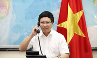 รองนายกรัฐมนตรีและรัฐมนตรีต่างประเทศเวียดนามเจรจาผ่านทางโทรศัพท์กับรัฐมนตรีต่างประเทศฝรั่งเศส