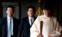รัฐมนตรีของญี่ปุ่น 2 คนเดินทางไปยังศาลเจ้ายาสุคูนิ
