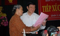 ประธานประเทศ เจืองเติ๊นซาง พบปะกับผู้มีสิทธิ์เลือกตั้งเขต 1 และเขต 3 นครโฮจิมินห์