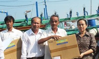 ปฏิบัติกิจกรรมต่างๆเพื่อให้การช่วยเหลือชาวประมงหว่างซาและเจื่องซาออกทะเลจับปลา