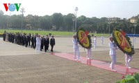 ผู้นำพรรคและรัฐเวียดนามเข้าเคารพศพประธานโฮจิมินห์ในโอกาสฉลองครบรอบ 125 ปีวันคล้ายวันเกิดของท่าน