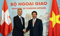 รองนายกรัฐมนตรีและรัฐมนตรีต่างประเทศเวียดนามเจรจากับรัฐมนตรีต่างประเทศสวิสเซอร์แลนด์