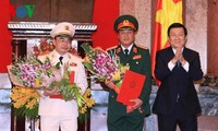 ประธานประเทศ เจืองเติ๊นซาง มอบมติเลื่อนยศให้แก่เจ้าหน้าที่ทหาร