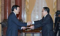 ประธานประเทศ เจืองเติ๊นซาง ให้การต้อนรับบรรดาเอกอัครราชทูตที่เข้ายื่นสาส์นตราตั้ง