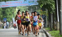 มีผู้คนกว่า 1300 คนเข้าร่วมการแข่งขันวิ่งมาราธอนชิงรางวัลหนังสือพิมพ์ห่าโหน่ยเม้ยครั้งที่42