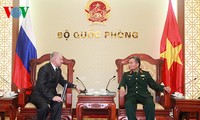 รัฐมนตรีช่วยว่าการกระทรวงกลาโหมเวียดนามให้การต้อนรับอุปทูตของสถานทูตรัสเซีย