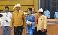 ประธานาธิบดีคนใหม่ของพม่าเสนอให้เปลี่ยนแปลง 2 ตำแหน่งของนาง อองซาน ซูจี