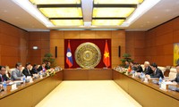 รัฐสภาเวียดนามและรัฐสภาลาวผลักดันความร่วมมือทวิภาคี