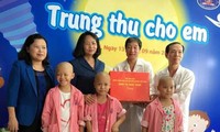 รองประธานประเทศ ดั่งถิหงอกถิ่ง มอบของขวัญให้แก่เด็กที่เป็นโรคมะเร็งในโอกาสเทศกาลไหว้พระจันทร์