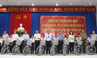 รองนายกรัฐมนตรี เจืองหว่าบิ่งห์ มอบรถจักรยานให้แก่เด็กยากจนที่ใฝ่การศึกษา