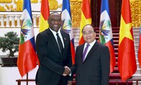 บรรดาผู้นำเวียดนามให้การต้อนรับประธานวุฒิสภาเฮติ
