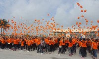 ผู้คนเกือบ 3 พันคนเข้าร่วมกิจกรรมเดินเท้าเพื่อผู้เคราะห์ร้ายจากสารพิษสีส้มไดอ๊อกซิน