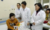 รองนายกรัฐมนตรี หวูดึ๊กดาม เยี่ยมและมอบของขวัญให้แก่ผู้ป่วยโรคมะเร็ง ณ โรงพยาบาล K