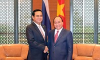 นายกรัฐมนตรี เหงียนซวนฟุก พบปะกับนายกรัฐมนตรีไทยนอกรอบการประชุมจีเอ็มเอส-6