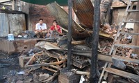 เยี่ยมเยือนครอบครัวชาวเวียดนามในกัมพูชาที่ได้รับความเสียหายจากเหตุไฟไหม้