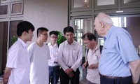 ศาสตราจารย์ที่ได้รับรางวัลโนเบลสาขาฟิสิกส์พูดคุยกับนักเรียนและนักศึกษาเวียดนาม