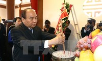 นายกรัฐมนตรี เหงียนซวนฟุก ไปจุดธูปเพื่อรำลึกถึงประธานโฮจิมินห์