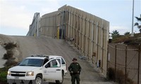 ประธานาธิบดีสหรัฐเรียกร้องให้ก่อสร้างกำแพงกั้นชายแดนเม็กซิโก