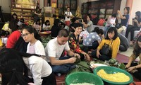 ชาวเวียดนามและนักศึกษาเวียดนามในกรุงเทพฯ ประเทศไทย ร่วมกันห่อขนมข้าวต้มมัดใหญ่เพื่อฉลองตรุษเต๊ตปีกุน 2019