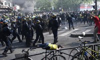 การชุมนุมของ “กลุ่มเสื้อกั๊กเหลือง” กลายเป็นความรุนแรงซึ่งทำให้มีผู้ถูกจับกุมตัวกว่า 100 คนในกรุงปารีส