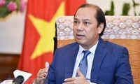 รัฐมนตรีช่วยว่าการกระทรวงการต่างประเทศ เหงียนก๊วกหยุง ให้สัมภาษณ์สื่อเกี่ยวกับผลการประชุมผู้นำอาเซียนครั้งที่ 34