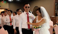 ความฝันได้สวมใส่ชุดแต่งงาน สามีภรรยาที่มีความบกพร่องทางสายตาเดินทางนับร้อยกิโลเมตรมากรุงฮานอยเข้าร่วมงานแต่งงานหมู่