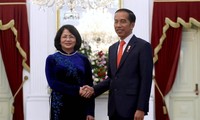 รองประธานประเทศ ดั่งถิหงอกถิ่ง เข้าร่วมพิธีสาบานตนรับตำแหน่งของประธานาธิบดีอินโดนีเซียและพบปะกับผู้นำหลายประเทศ